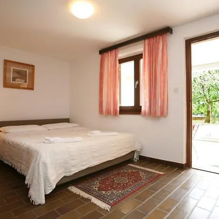 In With Terrace, Wifi Apartman